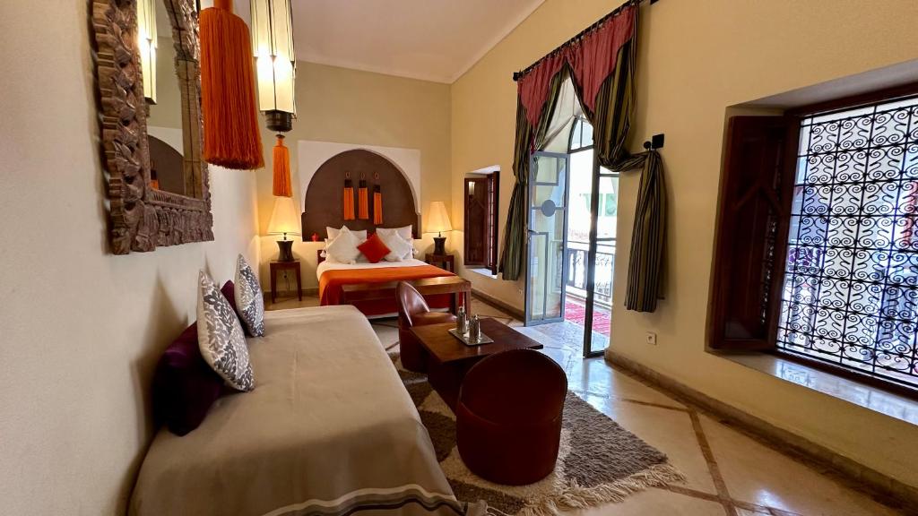 Postel nebo postele na pokoji v ubytování Riad Jardin Des Rêves By La Siredrah
