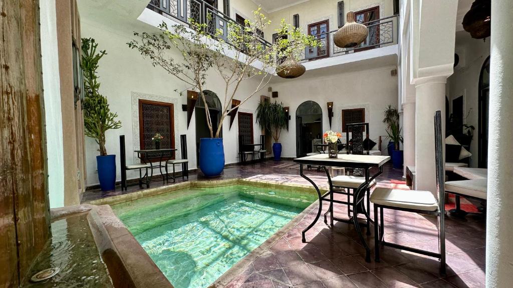 Bazén v ubytování Riad Jardin Des Rêves By La Siredrah nebo v jeho okolí