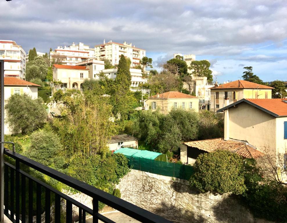 einen Balkon mit Stadtblick in der Unterkunft Grand appartement proche Promenade in Nizza
