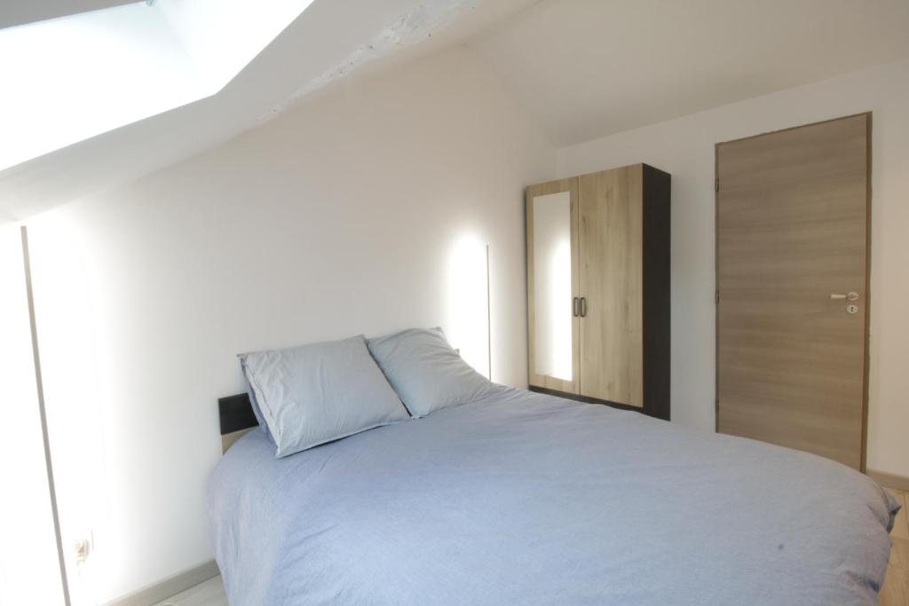 een witte slaapkamer met een bed en een kast bij Le Petit Canivet ultra cosy in Cerny