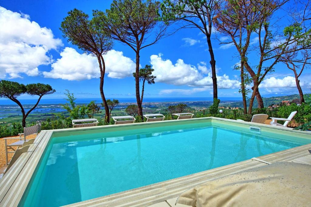 a swimming pool with a view of the ocean at Casarosa di Mariasole by PosarelliVillas in Montigiano