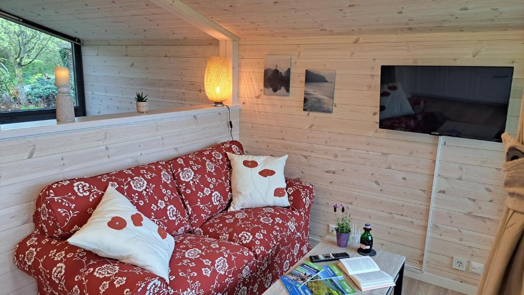 TV a/nebo společenská místnost v ubytování Sauerland-Tinyworld - Ihr Tiny Ferienhaus im Sauerland am Diemelsee