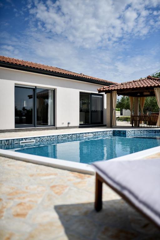 Bazén v ubytovaní Wonderful Holiday House Bruno with heated pool alebo v jeho blízkosti