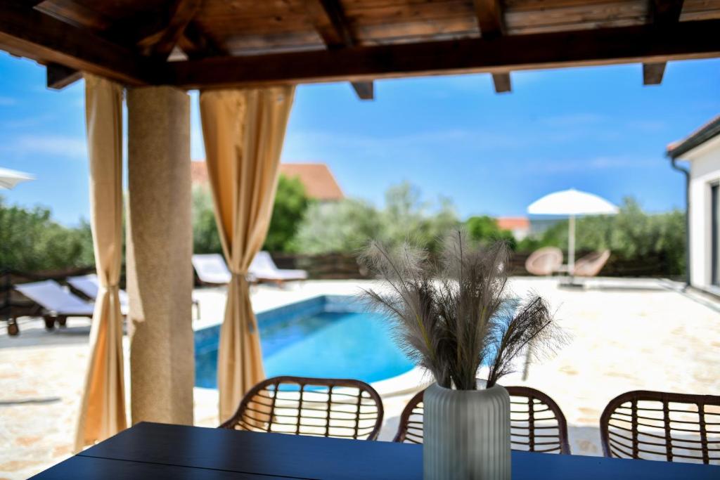 Bazén v ubytovaní Wonderful Holiday House Bruno with heated pool alebo v jeho blízkosti