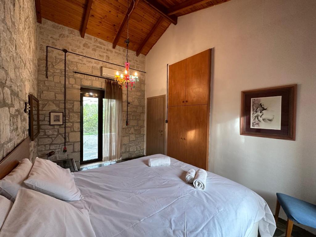 A bed or beds in a room at Elia Home