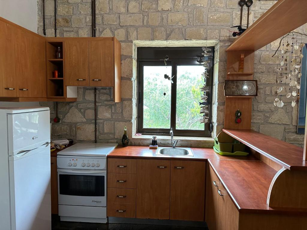 A kitchen or kitchenette at Elia Home