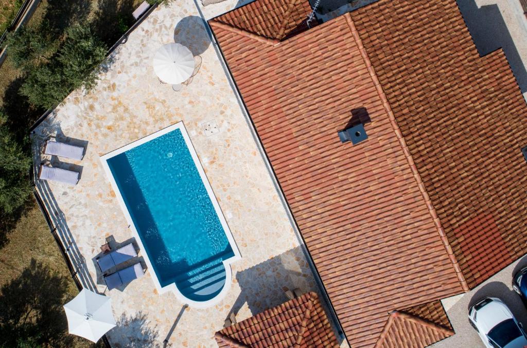 Bazén v ubytovaní Wonderful Holiday House Bruno with heated pool alebo v jeho blízkosti