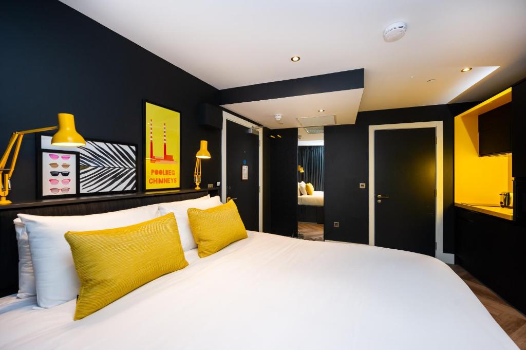 Postel nebo postele na pokoji v ubytování Staycity Aparthotels Dublin Castle