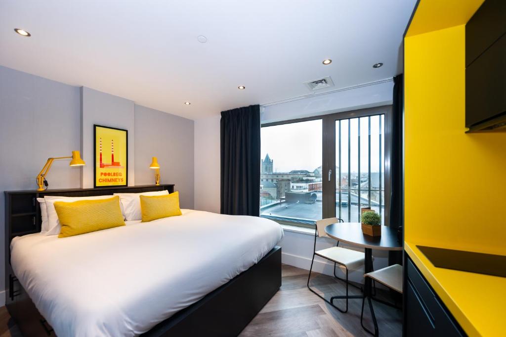 Postel nebo postele na pokoji v ubytování Staycity Aparthotels Dublin Castle