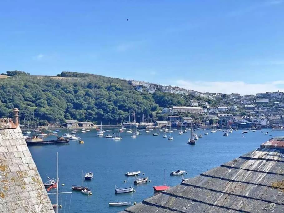 een uitzicht op een haven met boten in het water bij The Captain’s 4 Bed Penthouse in Fowey