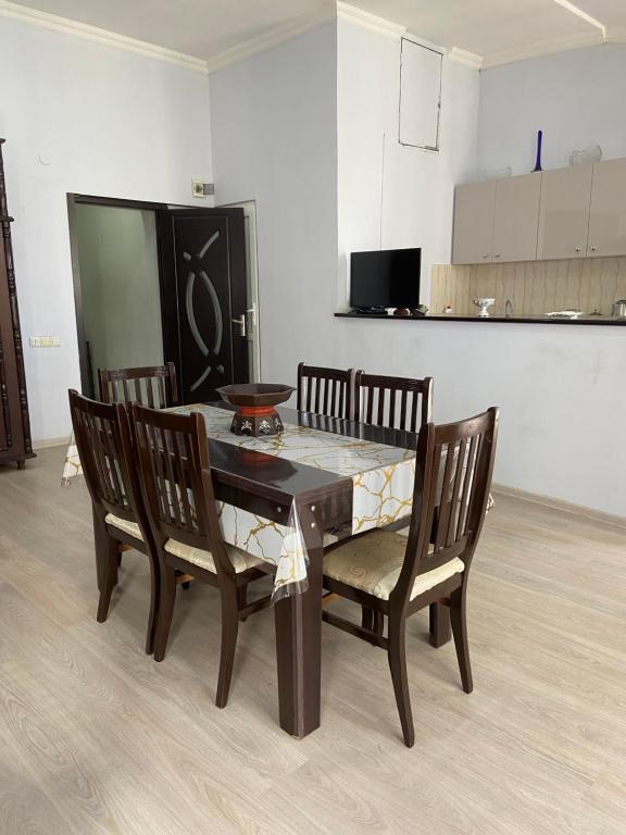 una mesa de comedor y sillas en una habitación en Apartment On Luka Asatiani 2 en Batumi