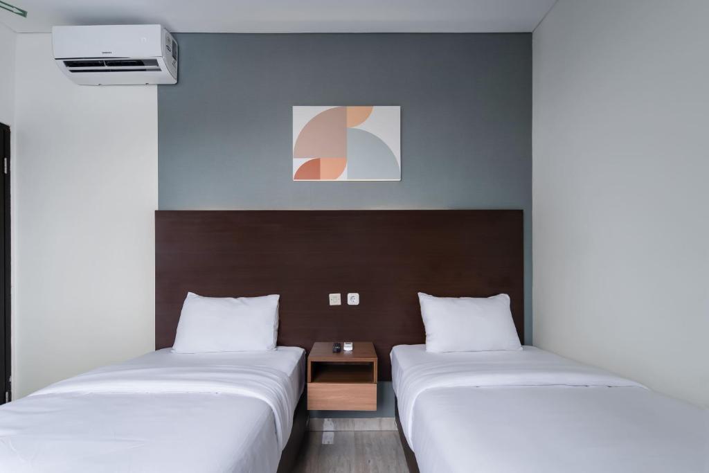 Postel nebo postele na pokoji v ubytování Cove West Inn Cihampelas