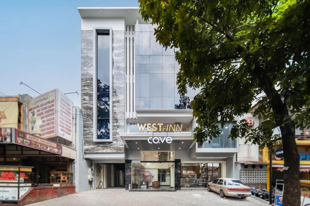 un bâtiment avec un panneau indiquant Westtin dans l'établissement Cove West Inn Cihampelas, à Bandung