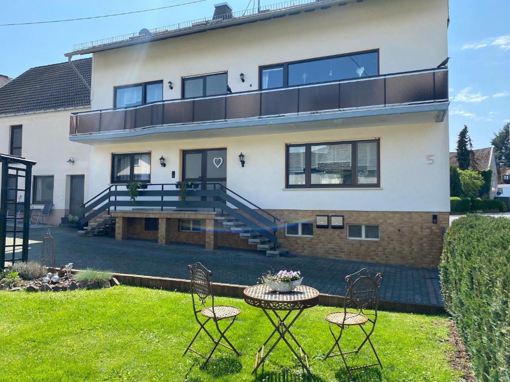 a house with a table and chairs in the yard at Ferienwohnung Anne 