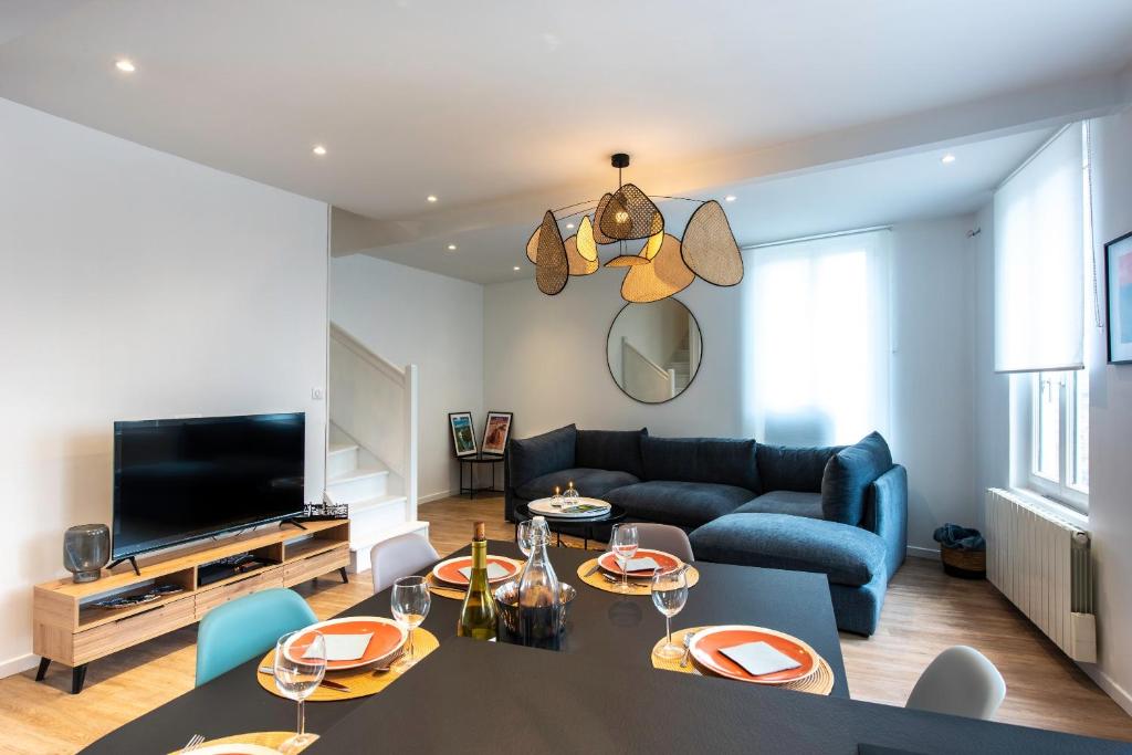 un salon avec un canapé et une table dans l'établissement Le Bénédictin - Maison à 200m de la plage, à Fécamp