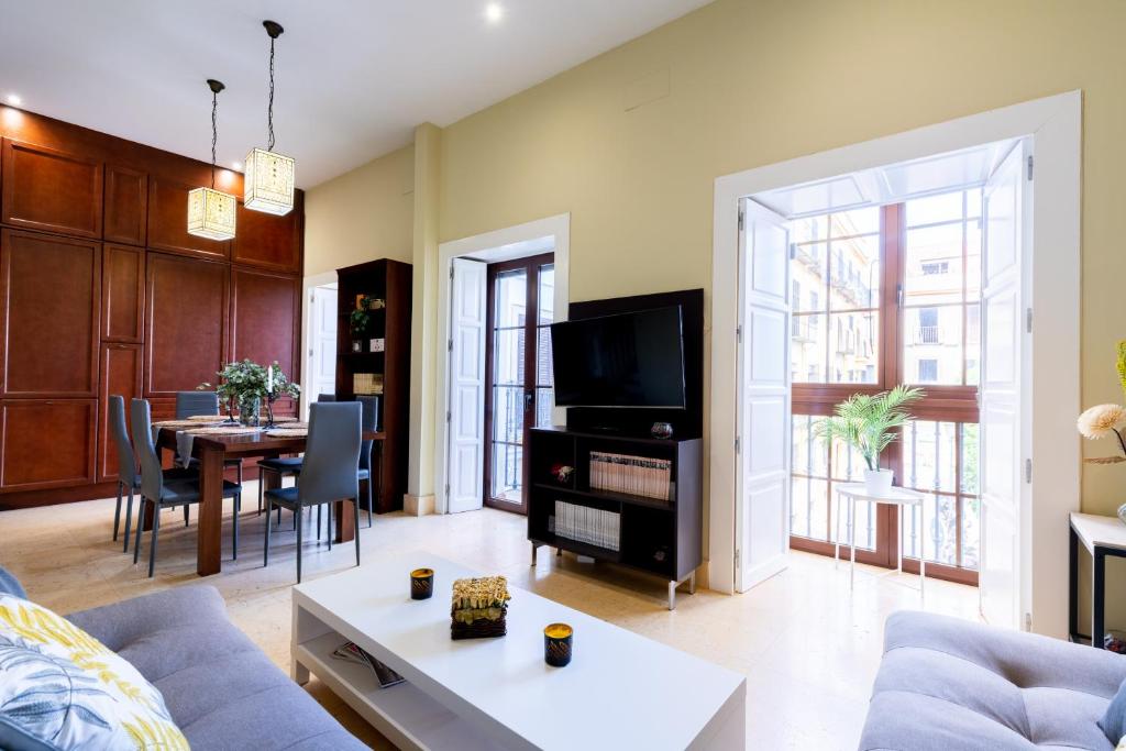 a living room with a couch and a table at Exclusiva Casa en Centro in Seville