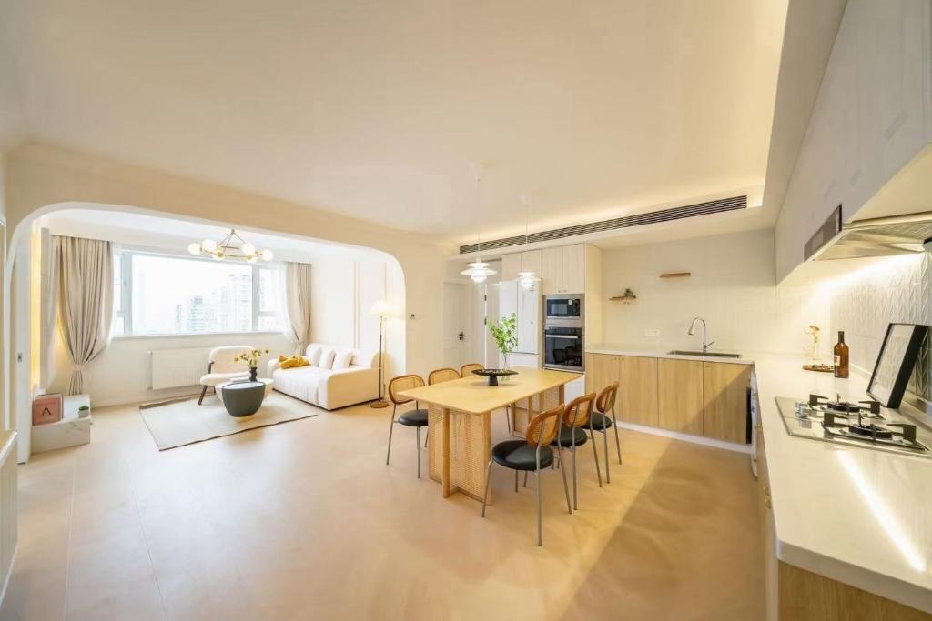 Η κουζίνα ή μικρή κουζίνα στο Warm Four Bedroom Apartment with Huangpu River View