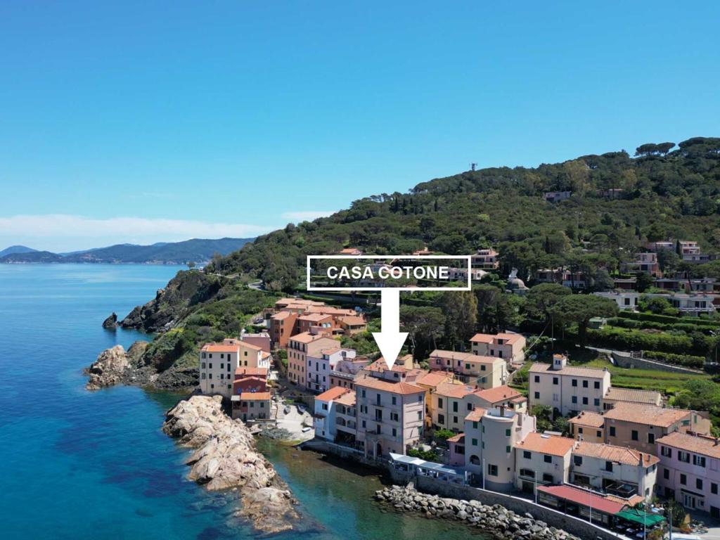 a town with a sign that reads cassis crore at Casa Cotone - Monolocale in Marciana Marina