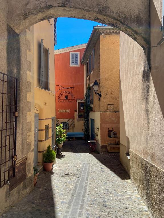 an alley with an archway in an old building at Appartement Biot Village in Biot