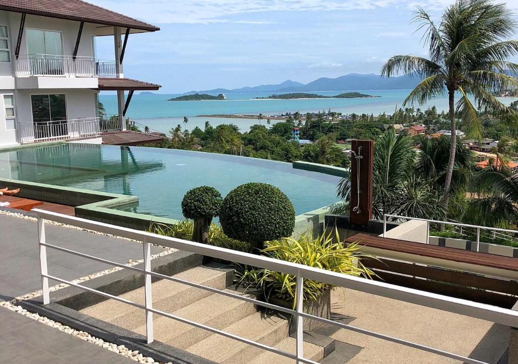 een zwembad op het balkon van een huis bij The Bay Condominium, 1-bed apartment with stunning sea views in Koh Samui 