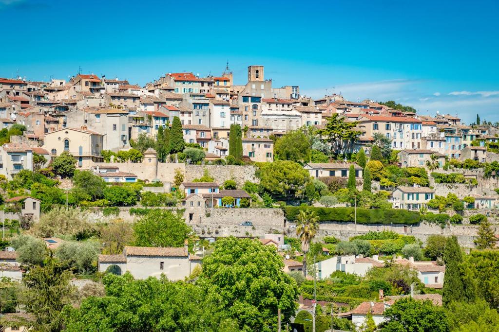 eine Stadt auf einem Hügel mit Häusern in der Unterkunft Appartement Biot Village in Biot