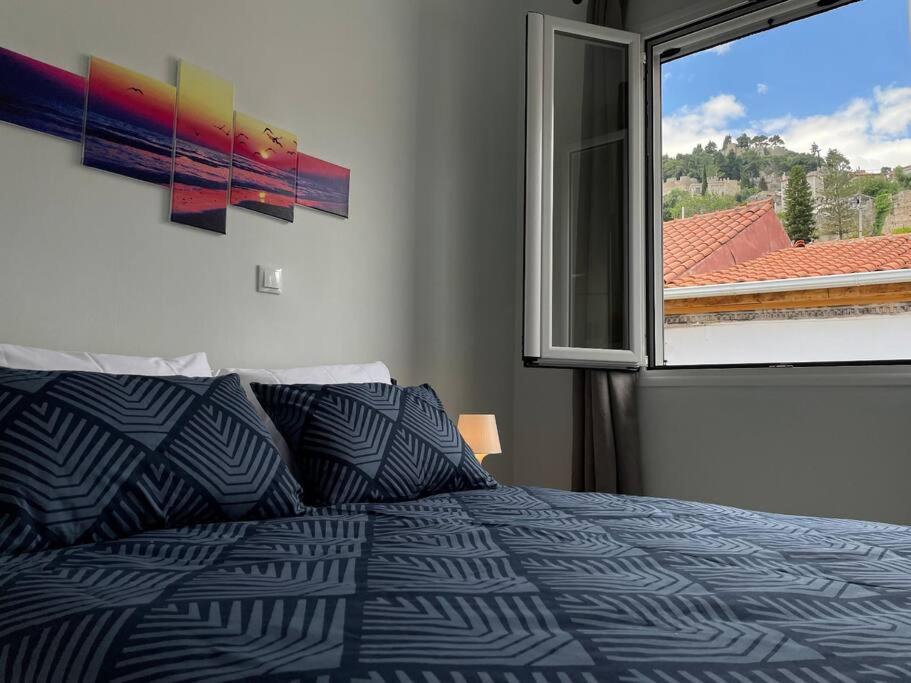 Postel nebo postele na pokoji v ubytování Nafpaktian Port House