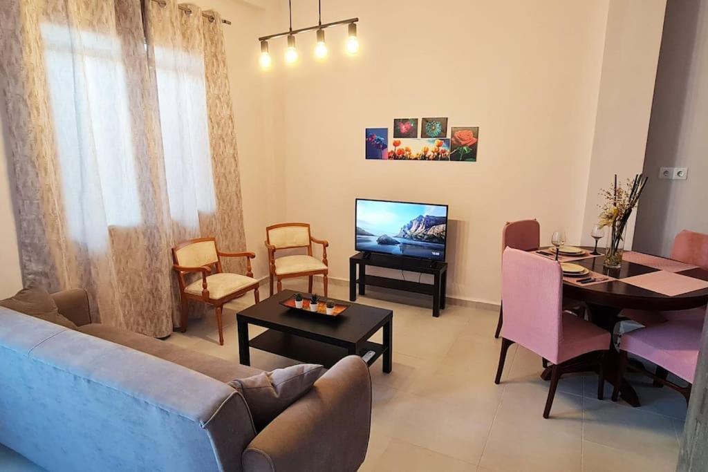 TV a/nebo společenská místnost v ubytování Nafpaktian Port House