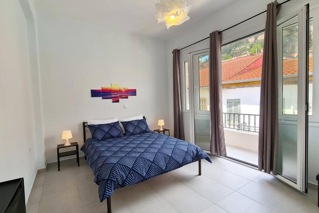 Postel nebo postele na pokoji v ubytování Nafpaktian Port House