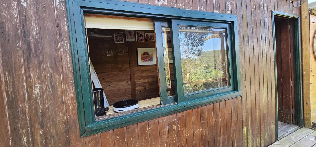 una ventana en una casa de madera con en WoodHouse Near River - Near Ocean - Near Porto en Oporto