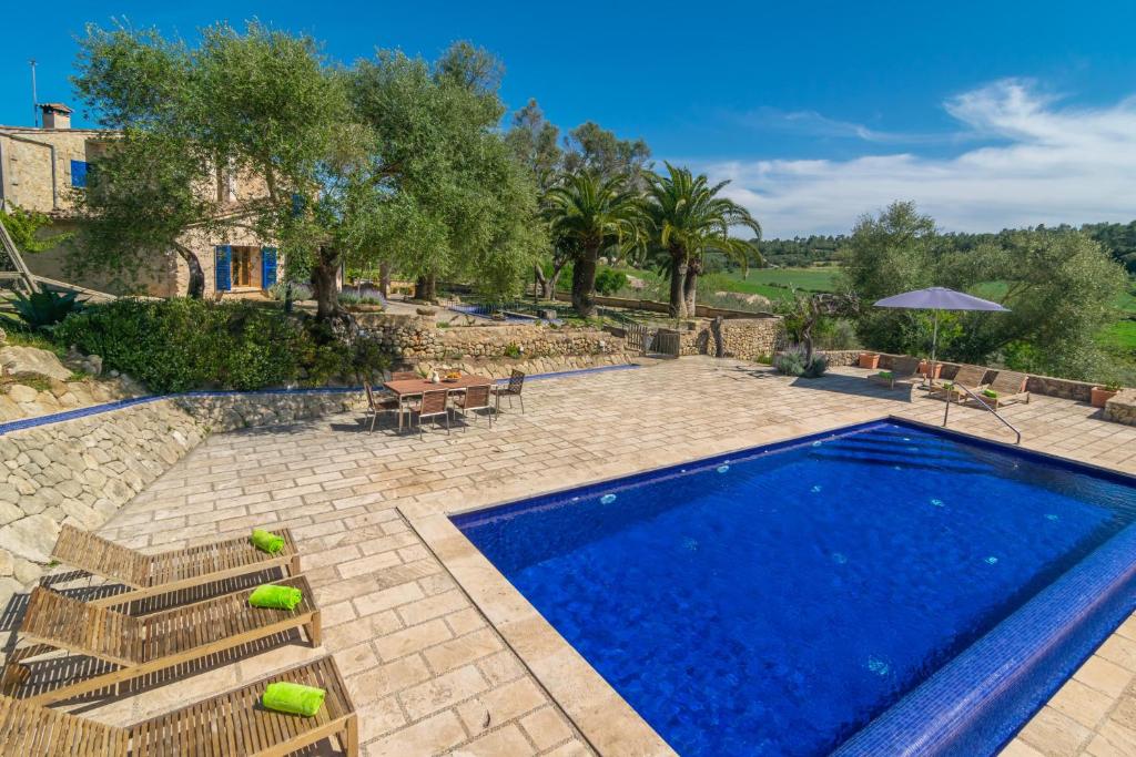 una piscina en un patio con una casa en Hortella -Ecofinca- en Sant Joan