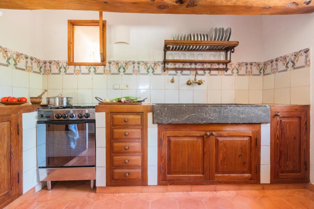 Kuchyň nebo kuchyňský kout v ubytování Hortella -Ecofinca-
