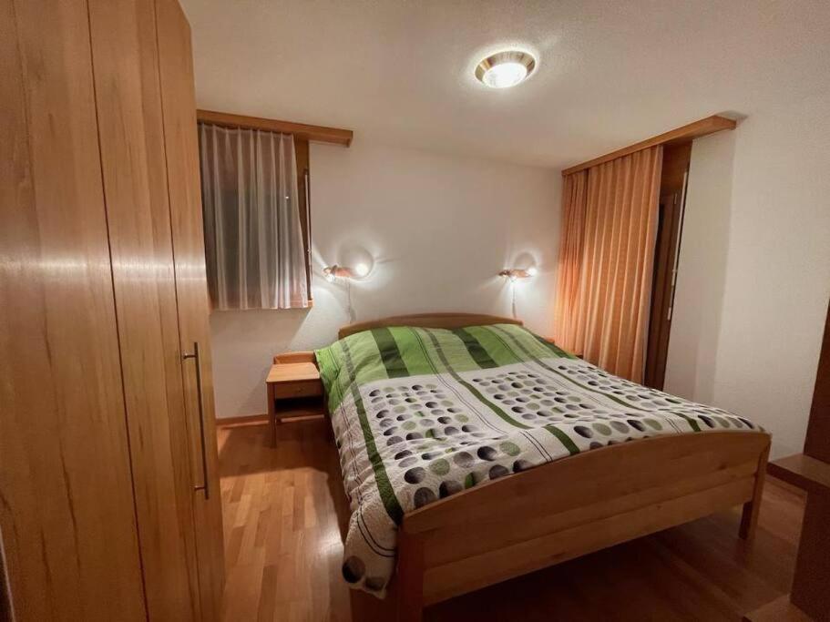 um quarto com uma cama e piso em madeira em Château 26 em Leukerbad