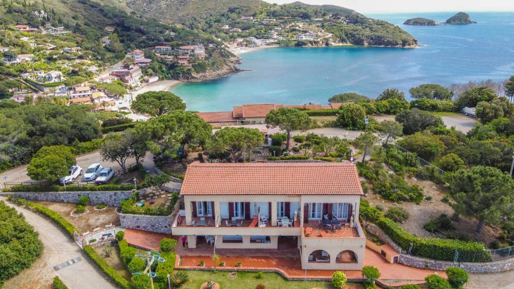 una vista aerea di una casa con vista sull'oceano di Apartments La Turistica a Capoliveri
