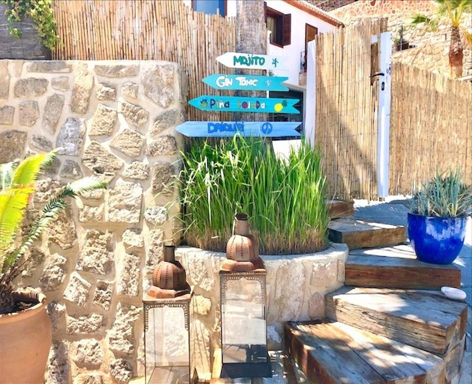 A garden outside Casa Stefanie