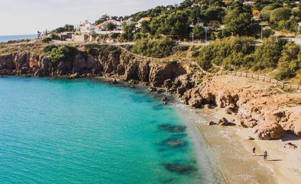 widok na plażę z ludźmi na brzegu w obiekcie Magnifique studio à deux pas de la plage parking w mieście Sète