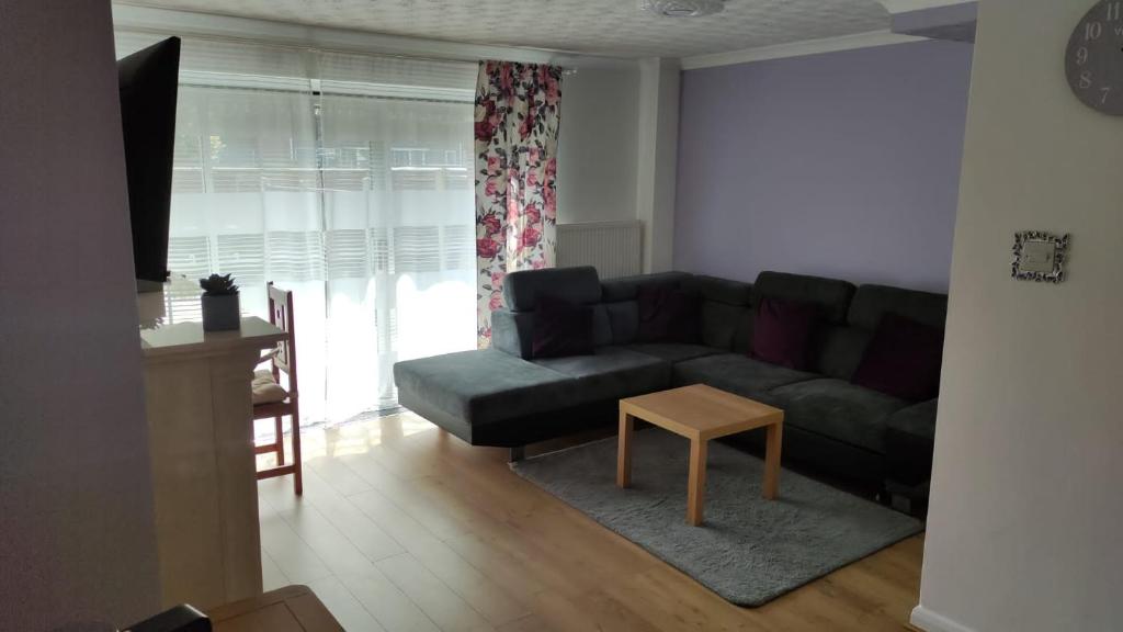 A seating area at 3 bed house in Walsall, perfect for contractors & leisure & free parking