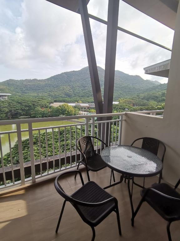 d'une table et de chaises sur un balcon avec vue. dans l'établissement Pico De Loro Room Rate, à Nasugbu