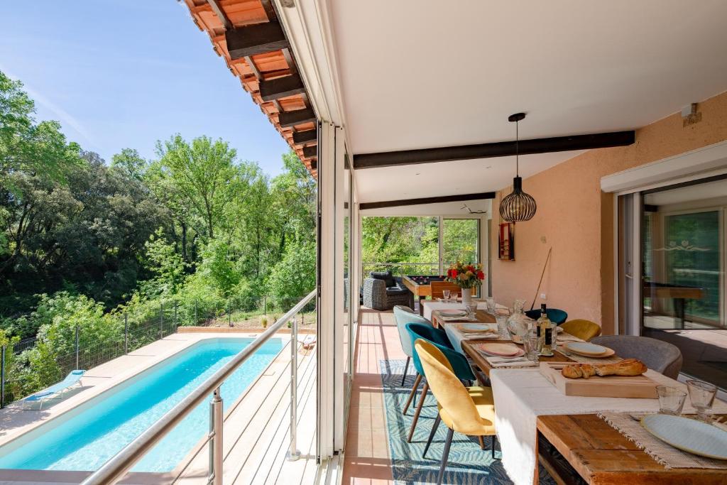 Villa con piscina y comedor en Le Mas de Georges - Jolie maison avec piscine privée, en Le Thoronet