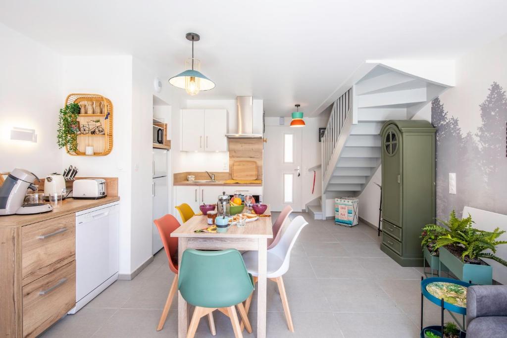 eine Küche und ein Esszimmer mit Tisch und Stühlen in der Unterkunft Bibifoc Baie - au coeur de la Baie de la Somme in Saint-Valery-sur-Somme