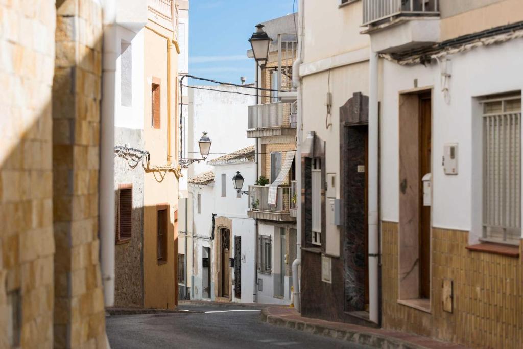 モライラにあるFinca Mar Aralの白い建物の通路の空き通り