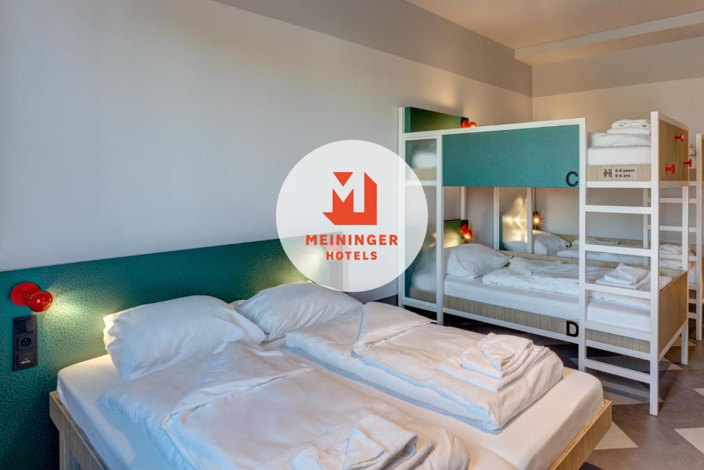 Habitación con 2 camas y una señal para un motel en MEININGER Hotel Paris Porte de Vincennes en París