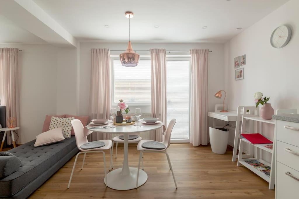 un salon avec un canapé, une table et des chaises dans l'établissement Ljubljana studio with FREE parking, Washer & Dryer, à Ljubljana