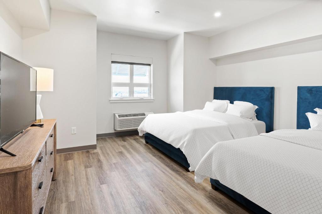 Postel nebo postele na pokoji v ubytování Seaport Suites