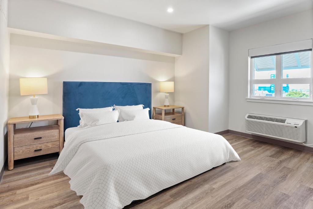 Postel nebo postele na pokoji v ubytování Seaport Suites