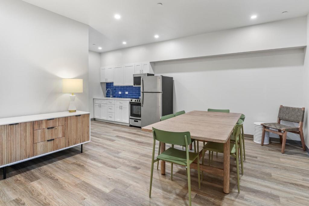 Kuchyň nebo kuchyňský kout v ubytování Seaport Suites