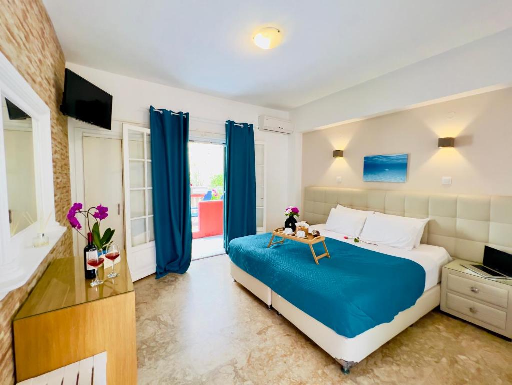 Postel nebo postele na pokoji v ubytování Romantic Palace Beach Apartments