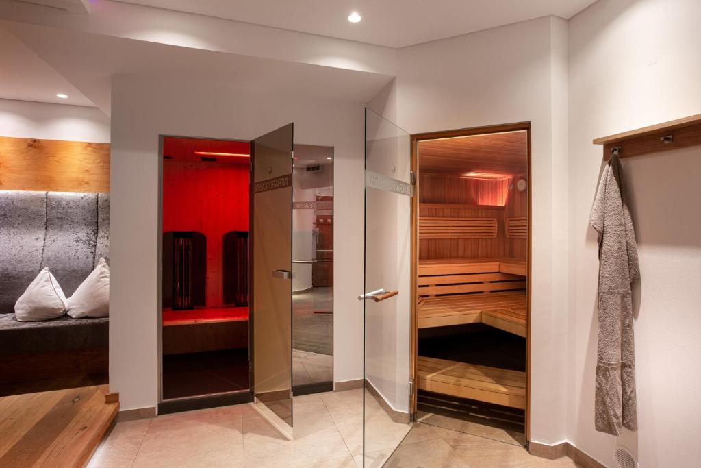 Postel nebo postele na pokoji v ubytování ALMHOF Alpin Apartments & Spa