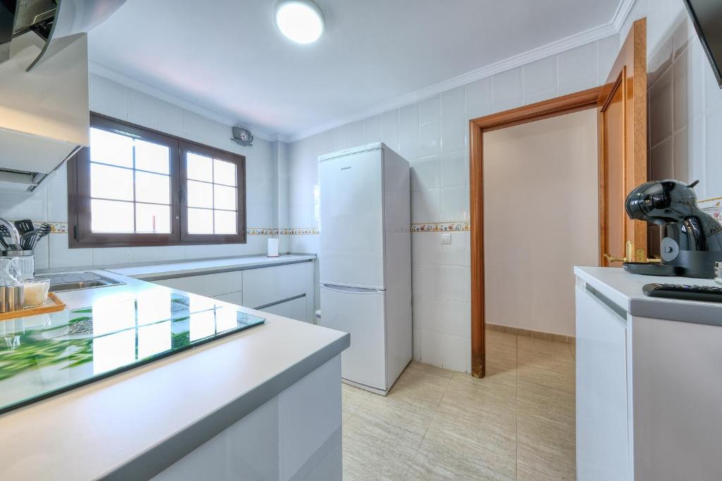 Kuchyň nebo kuchyňský kout v ubytování Casa Yare, shared pool, air-con, fast wifi