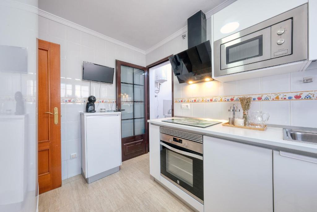 Kuchyň nebo kuchyňský kout v ubytování Casa Yare, shared pool, air-con, fast wifi