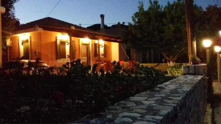 Сад в Irini's Traditional Kefalonian House